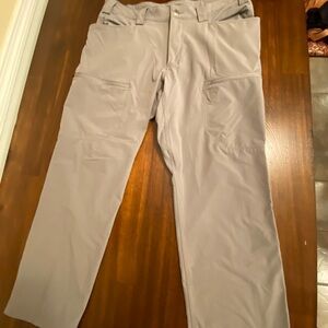 Duluth Trading Co Men's Light Gray Cargo Pants